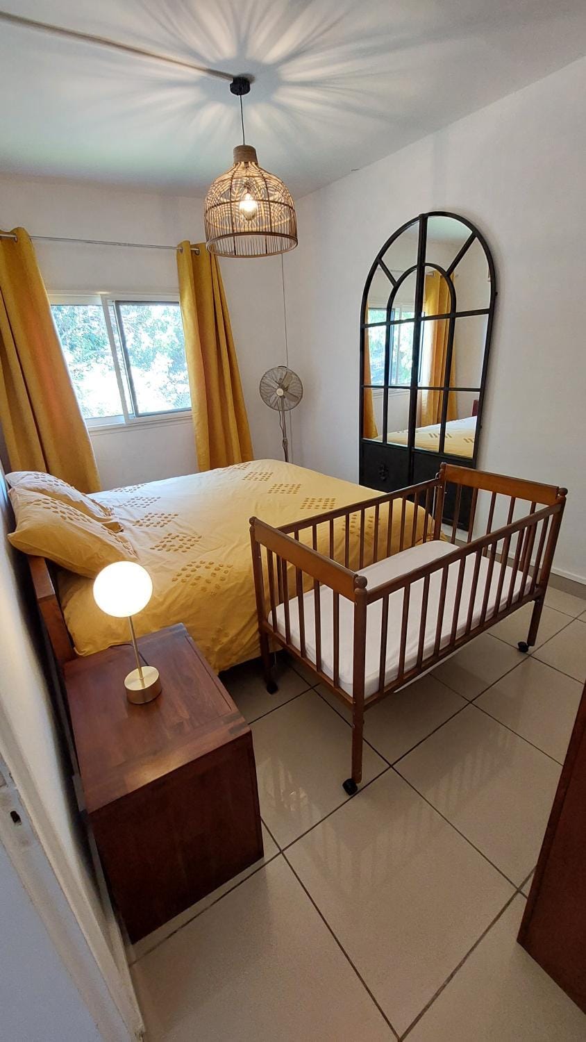 Photo of the whole room, Bedroom, cot