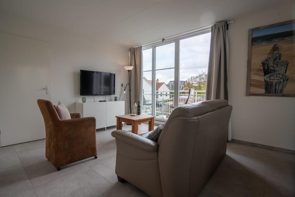 Communal lounge/ TV room, TV and multimedia, Living room, Seating area