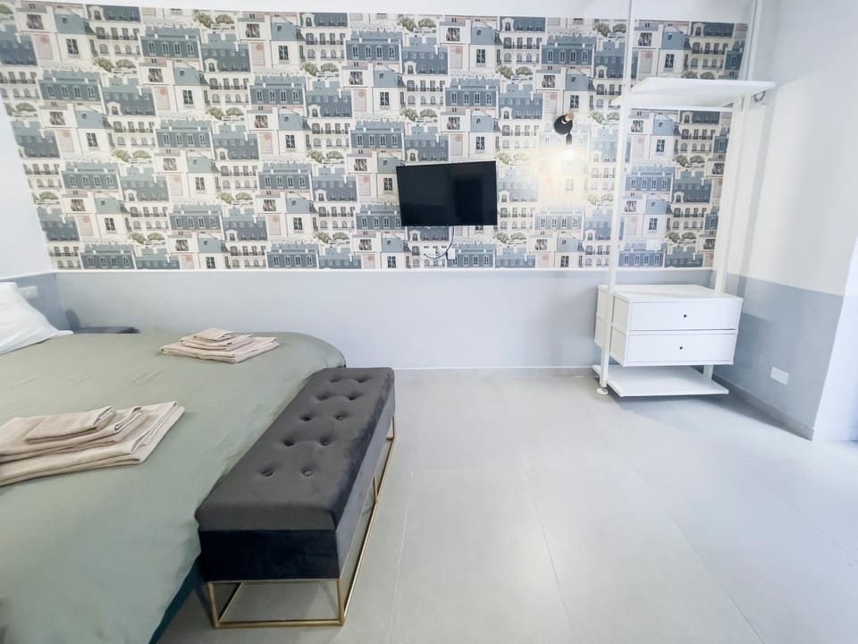 Photo of the whole room, Bedroom