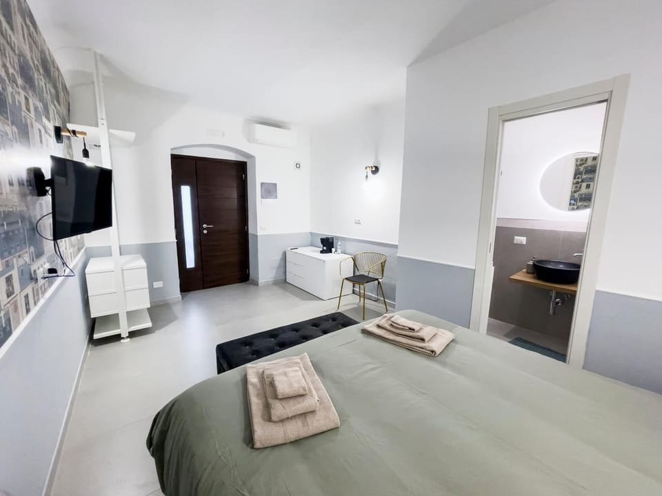 Photo of the whole room, Bedroom