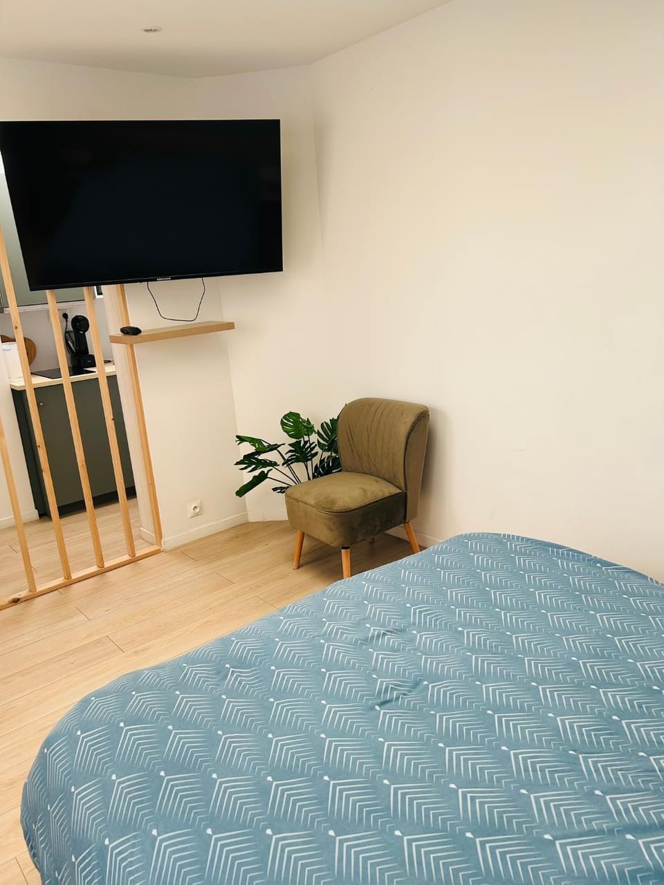 Bed, TV and multimedia, Bedroom