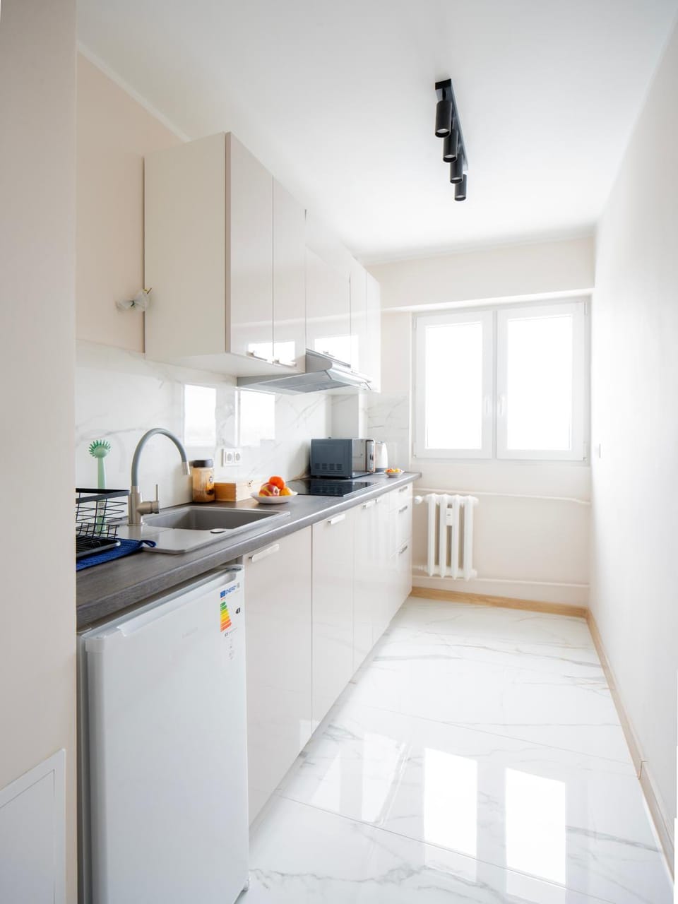Kitchen or kitchenette, dishwasher, stove