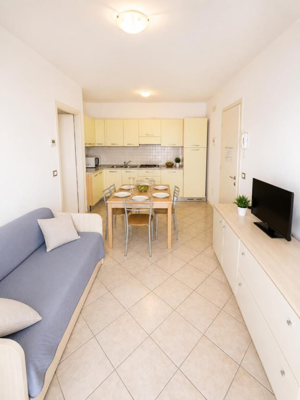 TV and multimedia, Kitchen or kitchenette, Dining area, microwave