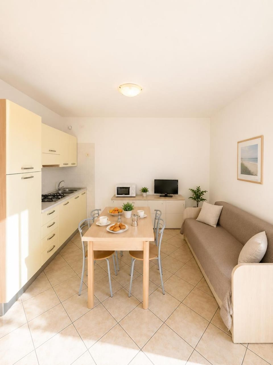 Kitchen or kitchenette, Dining area