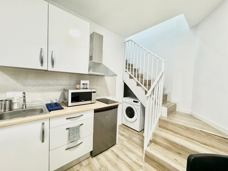 Kitchen or kitchenette, dishwasher, minibar, stove, washing machine