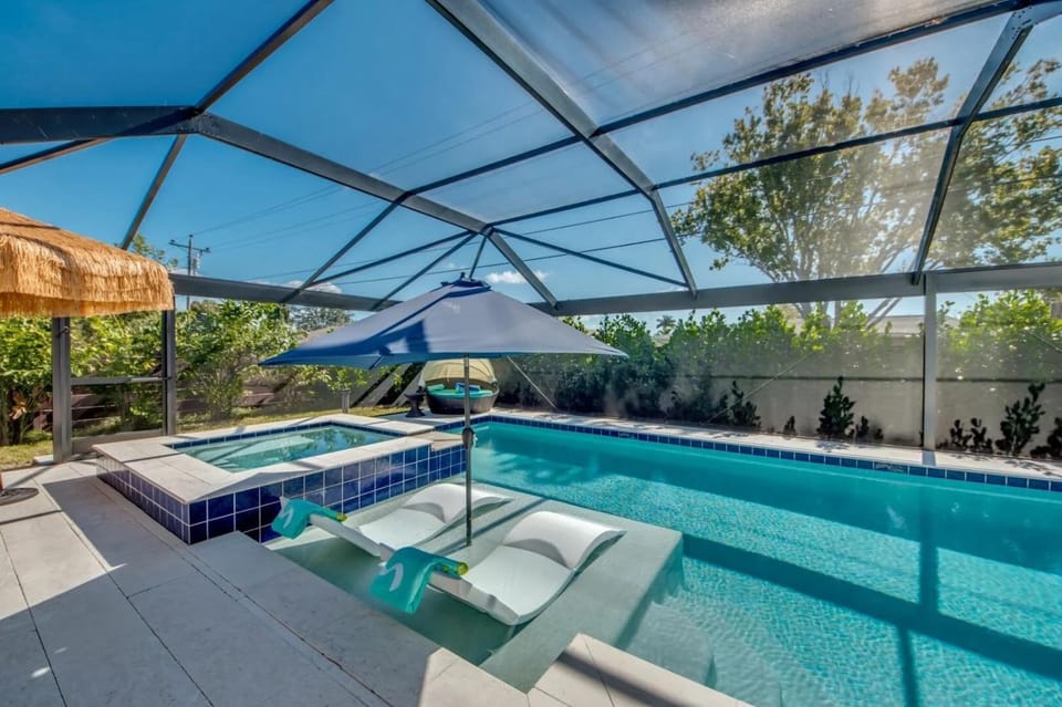 Private Beaches, Heated Pools w/Spa, Fun in the Sun - Dolphins and Manatees Paradise - Roelens House in Cape Coral