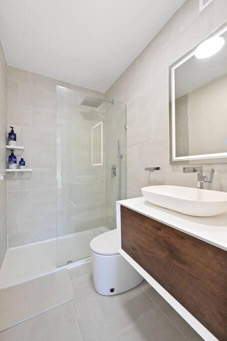 Shower, Toilet, Bathroom, towels