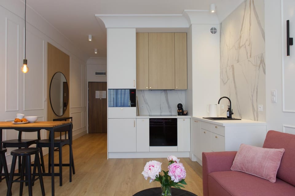 Kitchen or kitchenette, Living room, Seating area, Dining area, stove
