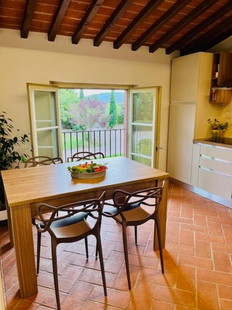 Restaurant/places to eat, Kitchen or kitchenette, Dining area