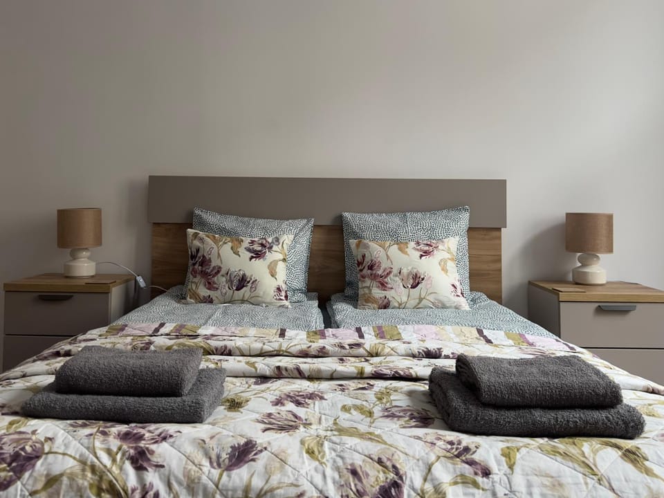 Bed, Photo of the whole room, Bedroom, towels