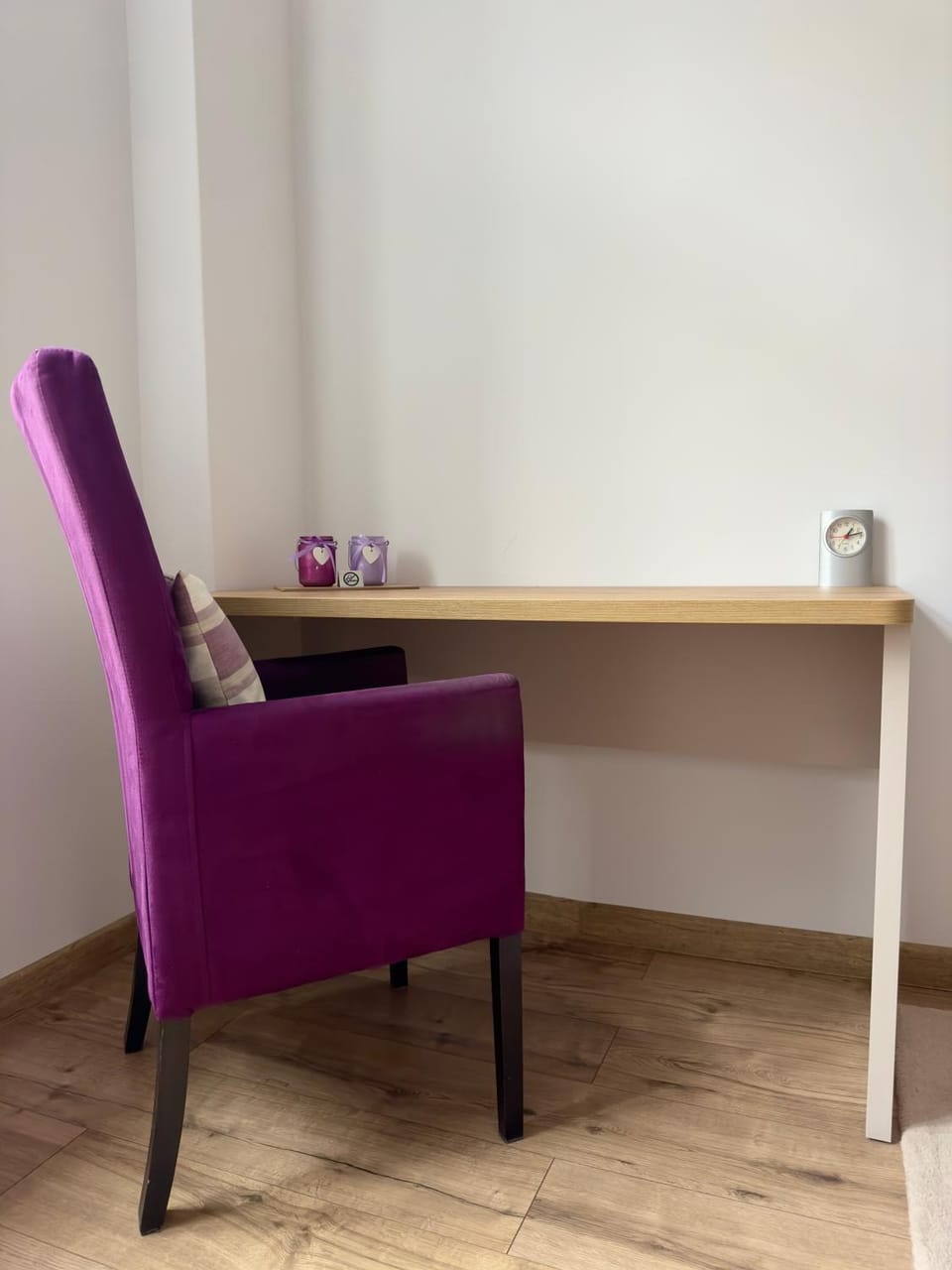 Photo of the whole room, Decorative detail, Seating area, hair dresser