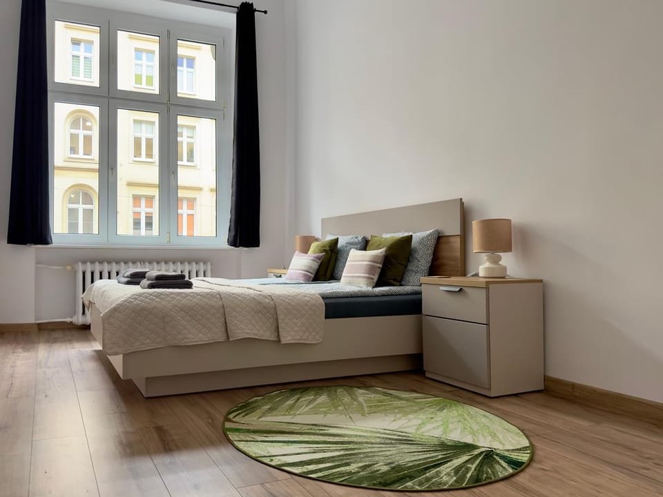 Bed, Living room, Photo of the whole room, Seating area, Bedroom