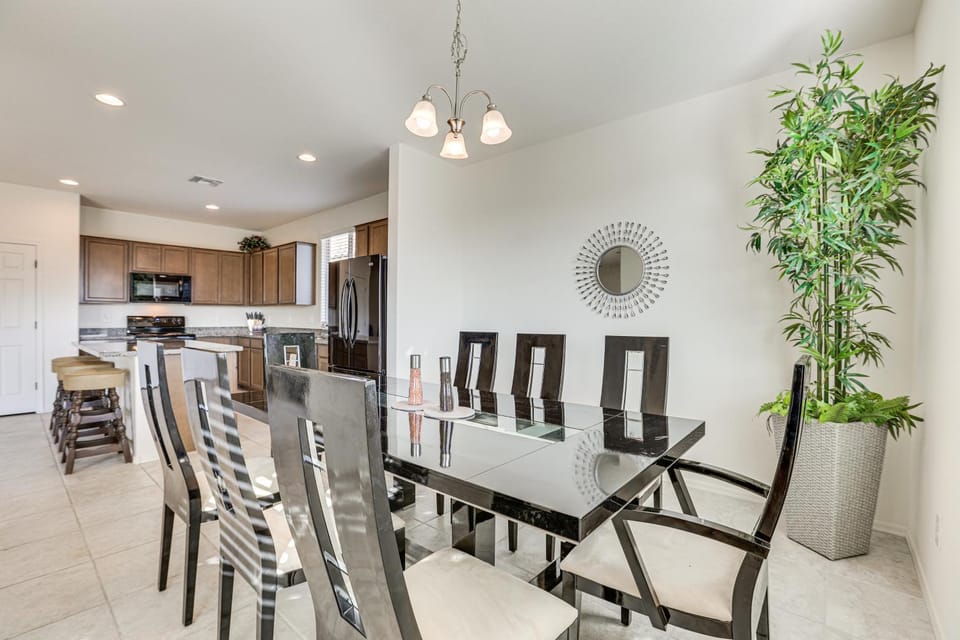 7 Mi to State Farm Stadium: Pet-Friendly Retreat! House in Glendale