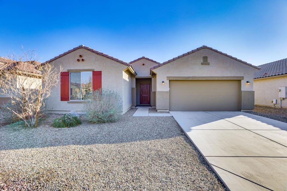 7 Mi to State Farm Stadium: Pet-Friendly Retreat! House in Glendale