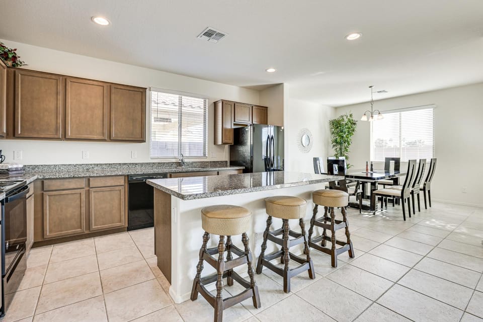 7 Mi to State Farm Stadium: Pet-Friendly Retreat! House in Glendale