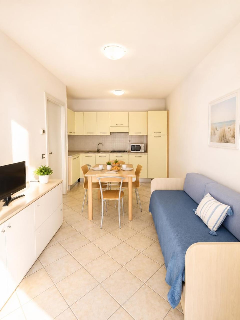 Kitchen or kitchenette, Dining area, microwave