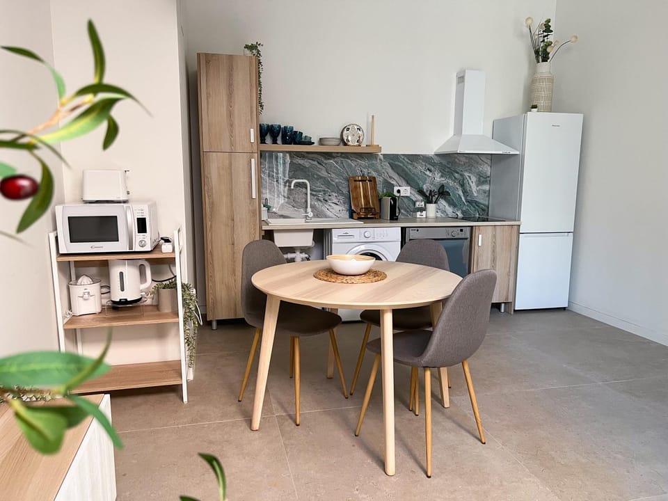 Kitchen or kitchenette, Dining area, dishwasher, stove, toaster