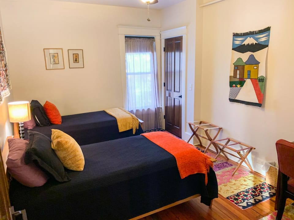 East Nashville upstairs apartment, one queen BR, 2 twin BR,1bath in Five Points, close to downtown Apartment in East Nashville
