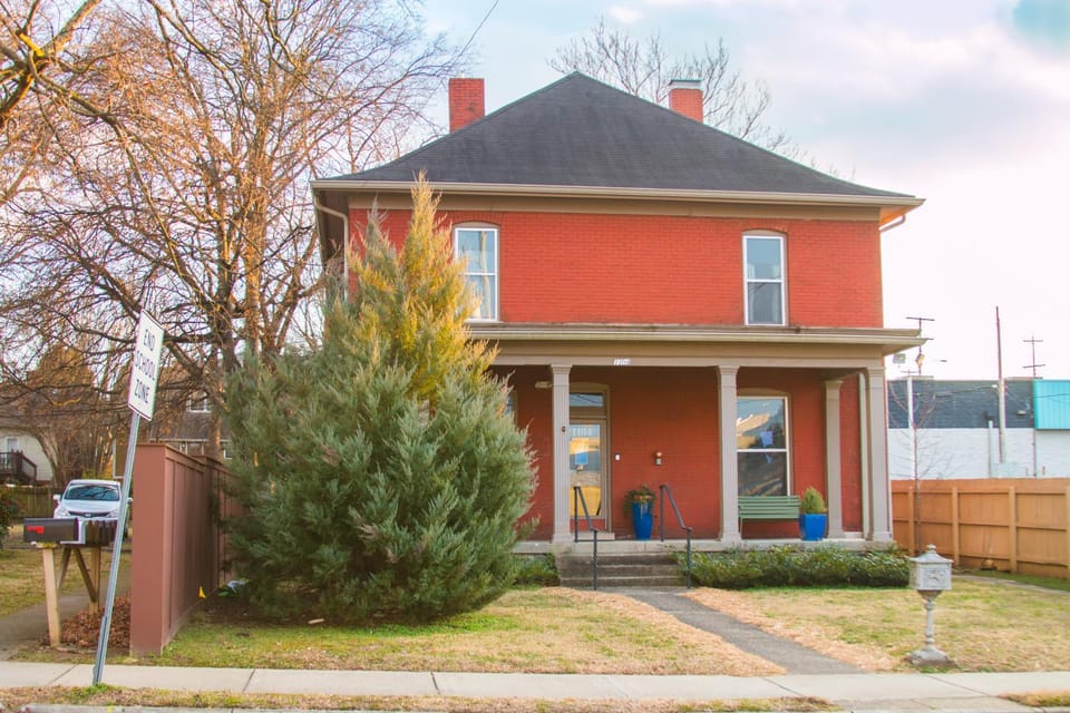 East Nashville upstairs apartment, one queen BR, 2 twin BR,1bath in Five Points, close to downtown Apartment in East Nashville