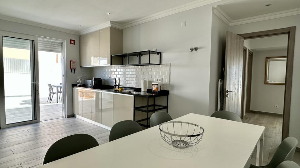 Kitchen or kitchenette, Dining area, minibar, pet friendly, stove