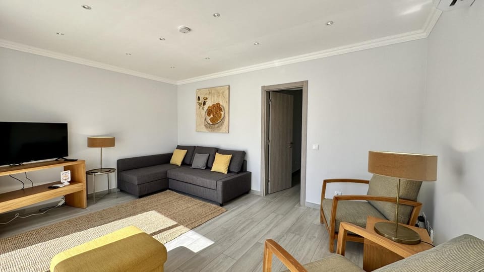 Communal lounge/ TV room, TV and multimedia, Living room, Seating area, Evening entertainment