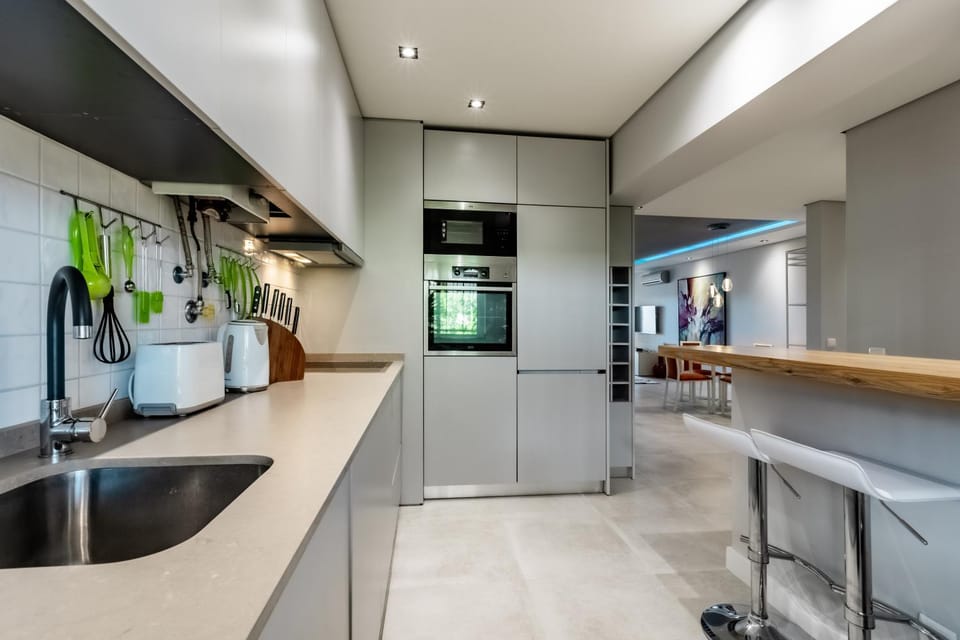 Coffee/tea facilities, Kitchen or kitchenette, microwave, oven, toaster