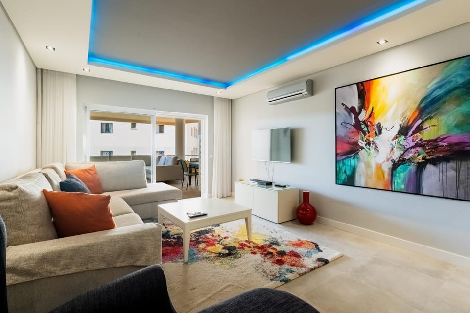 Communal lounge/ TV room, TV and multimedia, Living room, Decorative detail, internet, air conditioner