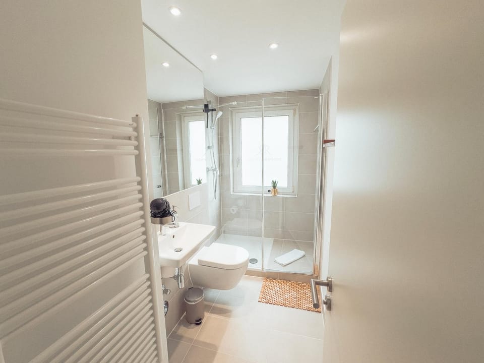 Shower, Toilet, Bathroom, towels