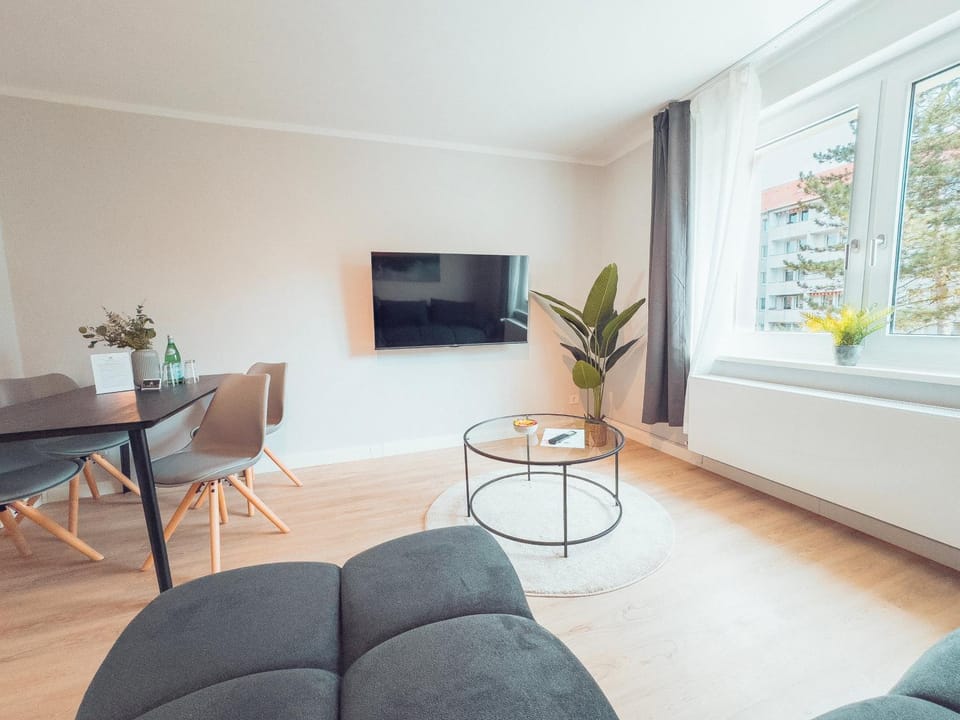 Communal lounge/ TV room, TV and multimedia, Living room, Seating area, Evening entertainment