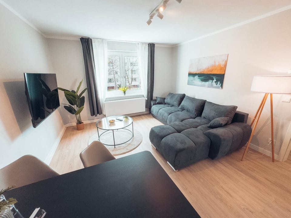 TV and multimedia, Living room, Seating area, Evening entertainment