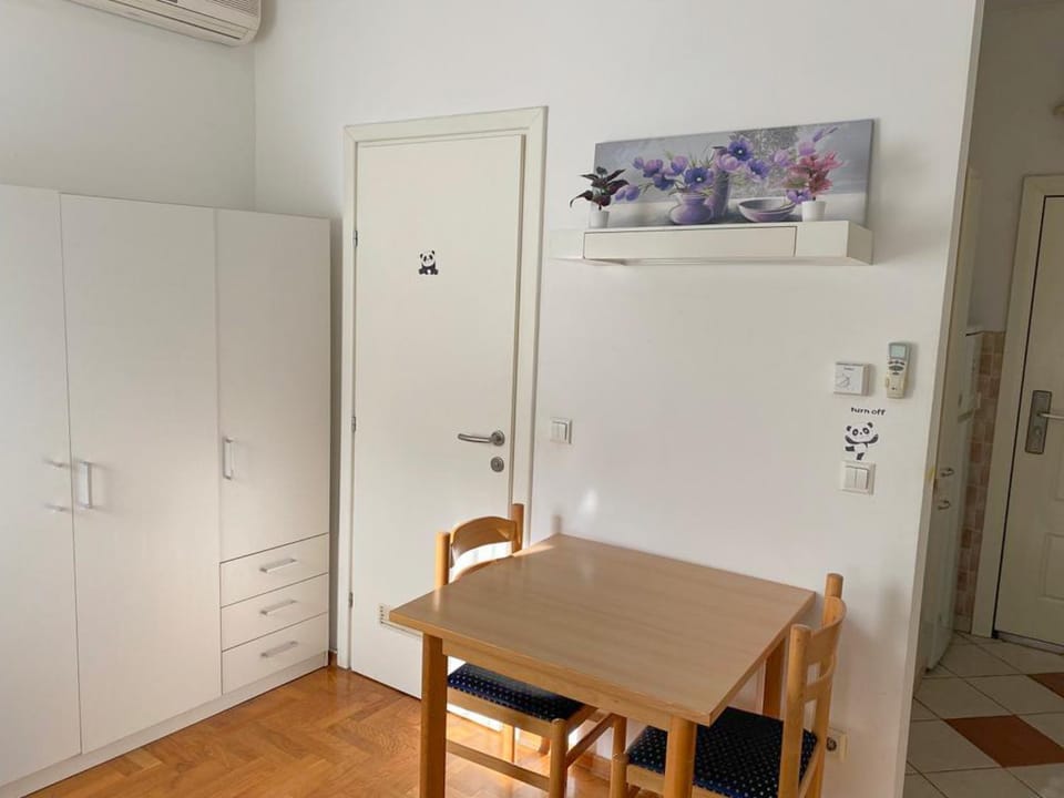 Kitchen or kitchenette, Dining area, wardrobe, air conditioner