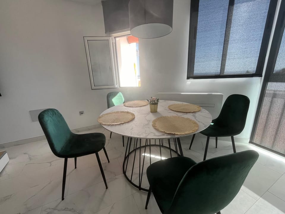 Seating area, Dining area