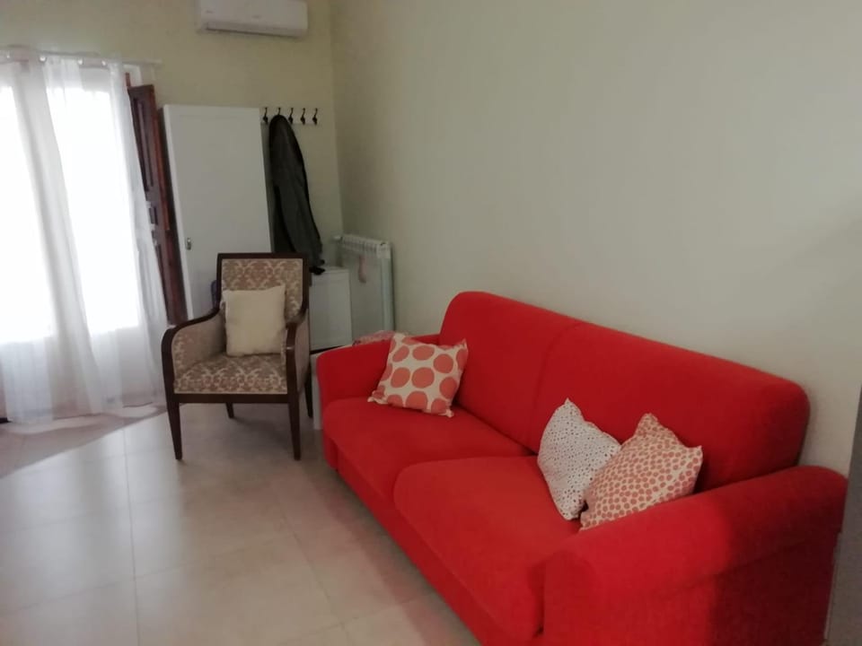 Bed, Living room, Seating area, air conditioner