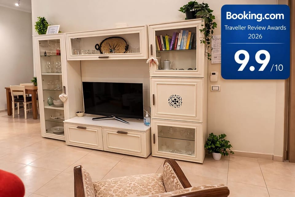 Communal lounge/ TV room, Library, TV and multimedia, Living room, Seating area