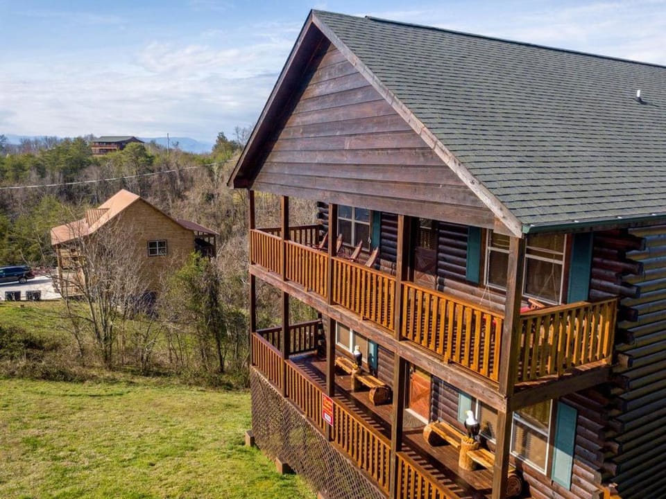 Eagles View, 3 king br, 3 bath, no step entrance, hot tub, Wi-Fi, game room, peaceful deck, griddle Chalet in Sevierville