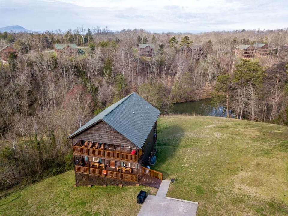 Eagles View, 3 king br, 3 bath, no step entrance, hot tub, Wi-Fi, game room, peaceful deck, griddle Chalet in Sevierville
