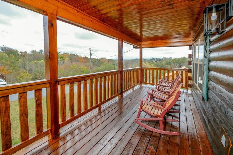 Eagles View, 3 king br, 3 bath, no step entrance, hot tub, Wi-Fi, game room, peaceful deck, griddle Chalet in Sevierville