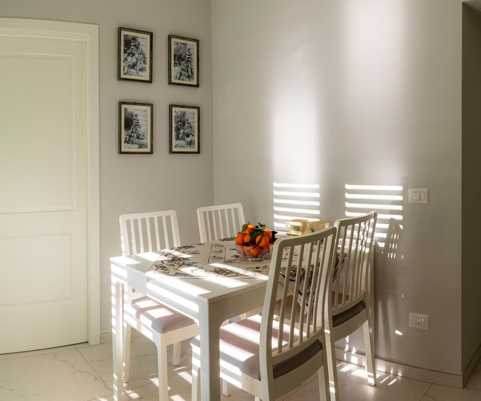 Seating area, Dining area