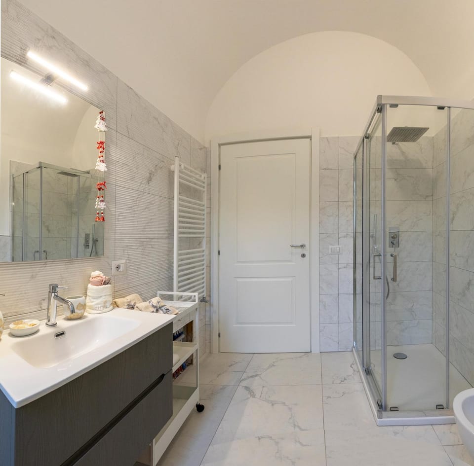 Shower, Bathroom, towels