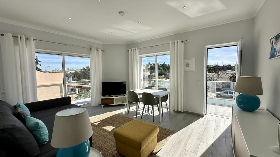 TV and multimedia, Living room, Seating area, Dining area