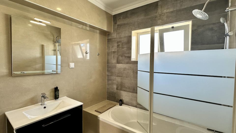 Shower, Toilet, Bathroom, Bath, towels
