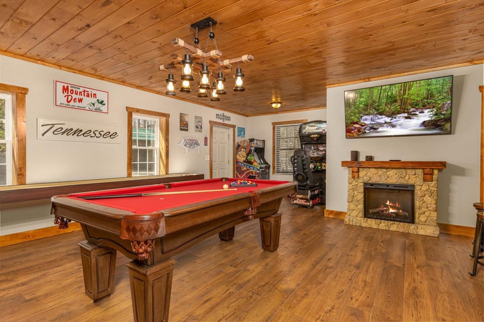 Waterfall Woods Lodge 4 br, 5 bath property including tiny house suite, private waterfallcreek! Chalet in Sevier County