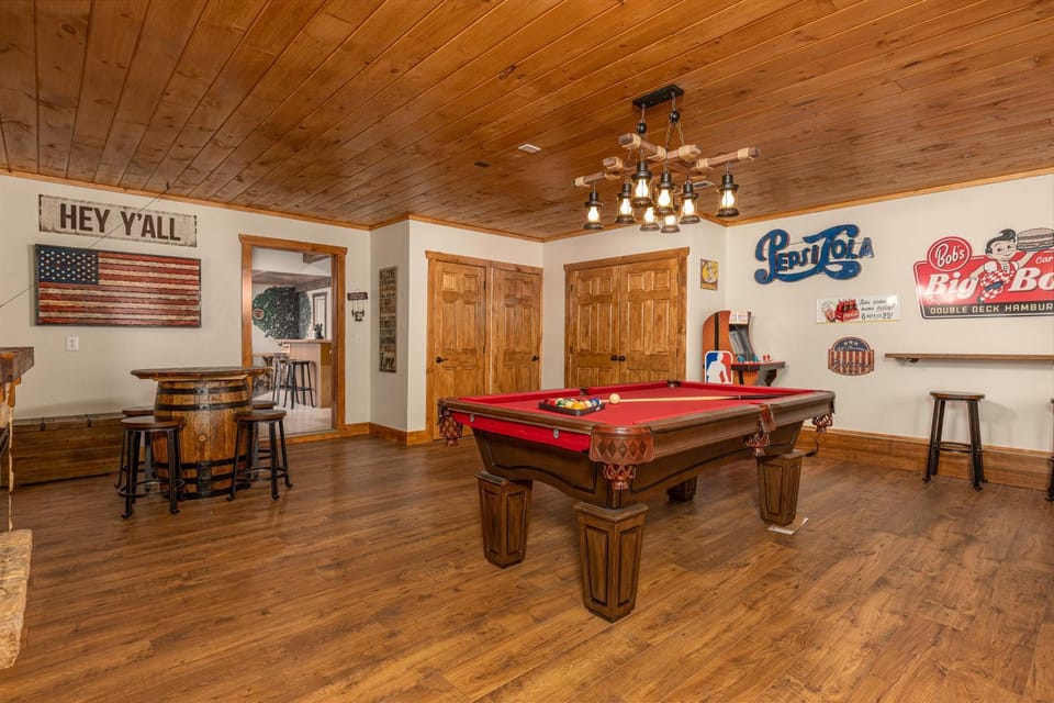 Waterfall Woods Lodge 4 br, 5 bath property including tiny house suite, private waterfallcreek! Chalet in Sevier County