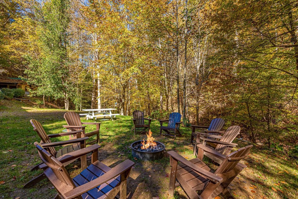 Waterfall Woods Lodge 4 br, 5 bath property including tiny house suite, private waterfallcreek! Chalet in Sevier County