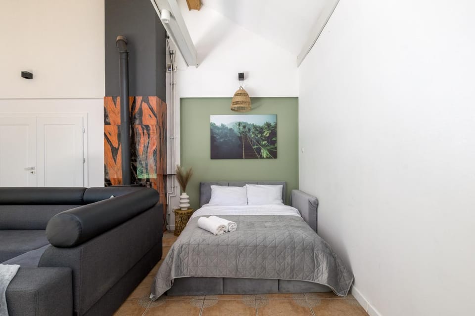 Bed, Photo of the whole room, Seating area, Bedroom, towels