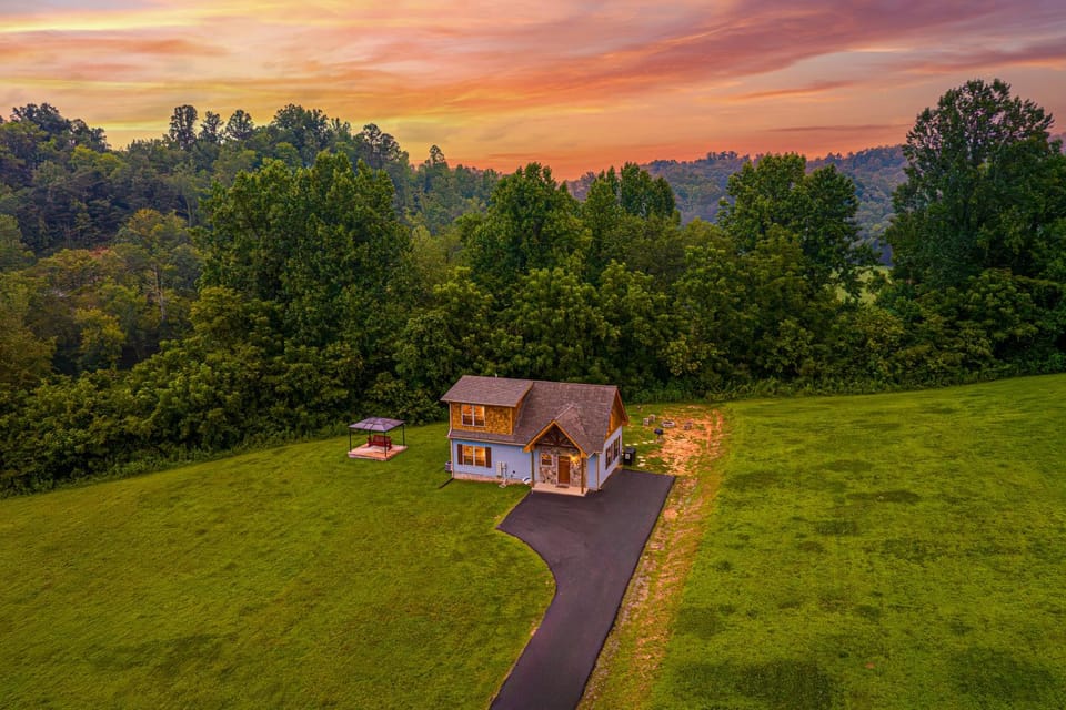 Happy Hideout, country livin with great mountain views, hot tub, arcades, fire pit, pets ok with fee Chalet in Cosby