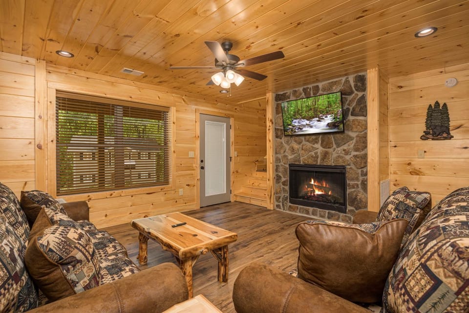 Hidden Gem Cabin for up to 10 with Wi-Fi, game room, hot tub and swim spa, close to town, private Cabin in Gatlinburg