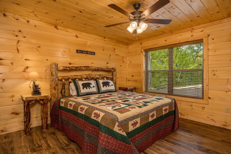 Hidden Gem Cabin for up to 10 with Wi-Fi, game room, hot tub and swim spa, close to town, private Cabin in Gatlinburg
