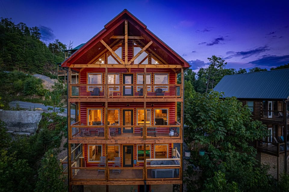 Top O the Mornin' Breathtaking mountain views, seasonal resort pool, hot tub, game room, Wi-Fi Chalet in Sevier County