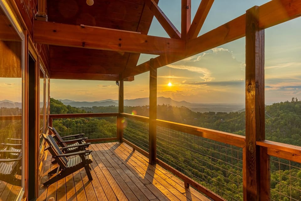 Top O the Mornin' Breathtaking mountain views, seasonal resort pool, hot tub, game room, Wi-Fi Chalet in Sevier County